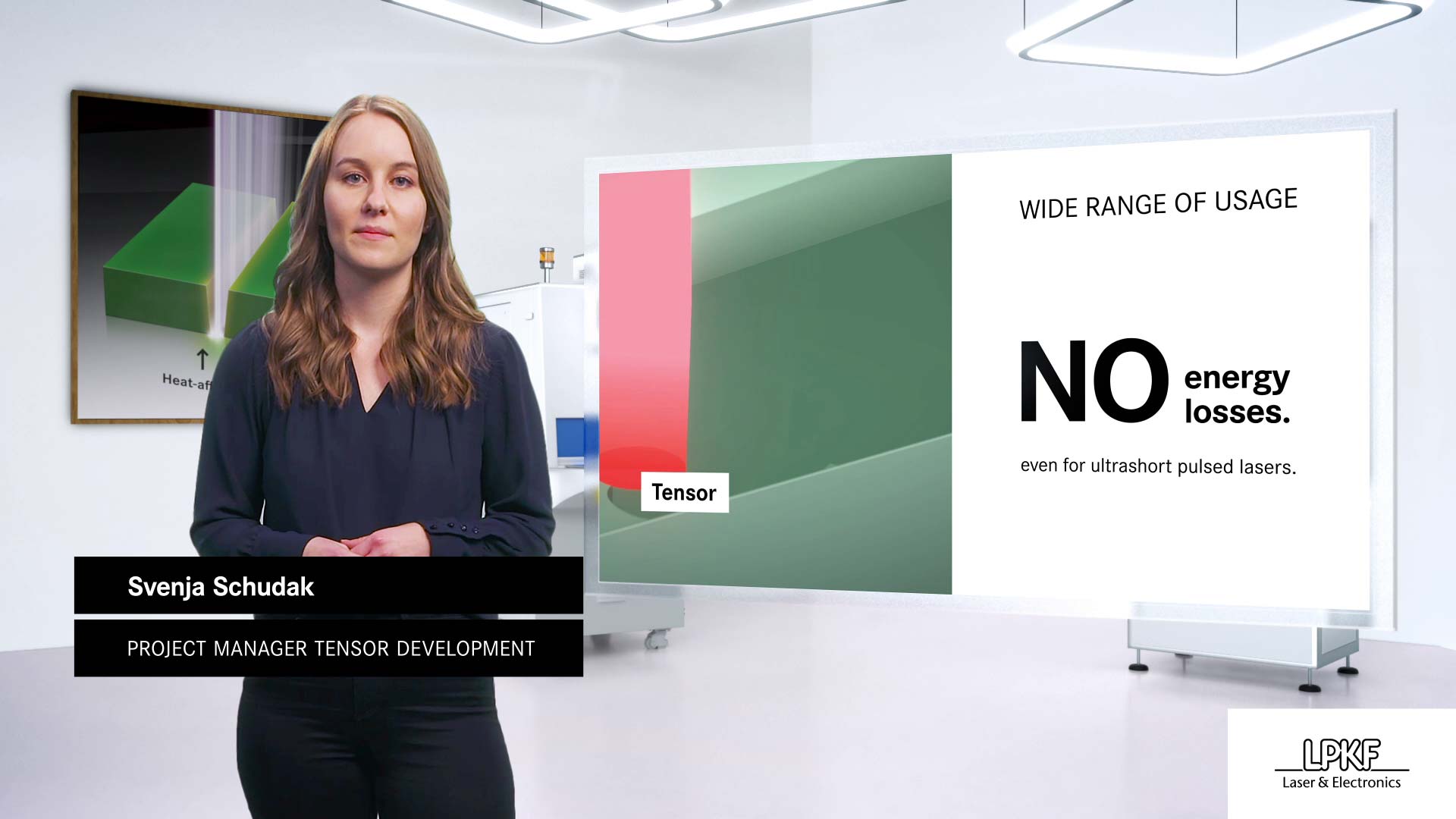 Ein Mensch erklärt die Vorteile der Maschine mit einer animation im Hintergrund
